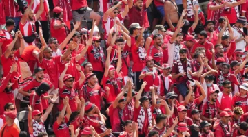 قائمة المواجهات الكروية المقررة اليوم الإثنين والقنوات الناقلة لها مع أسماء المعلقين